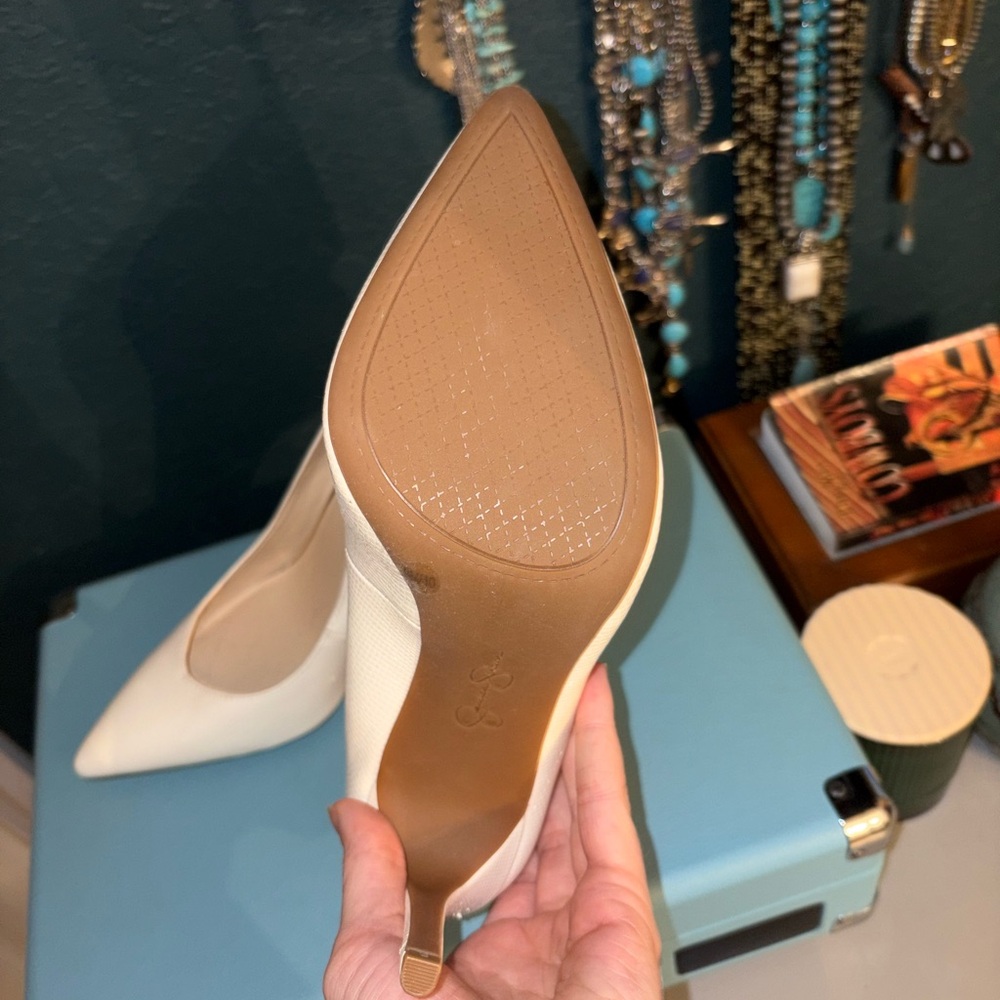 Jessica Simpson White Pointed-Toe Stiletto Pumps - Picture 3 of 3